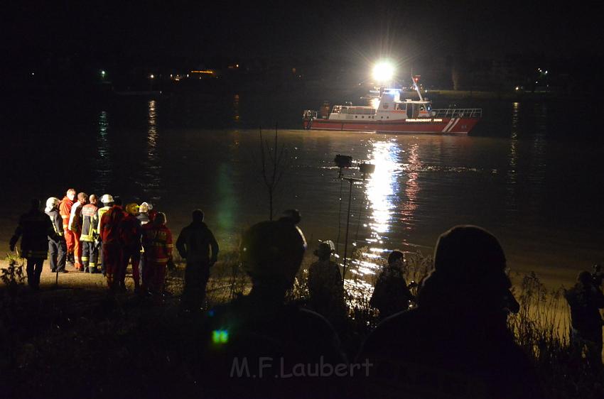 Einsatz BF Koeln PKW im Rhein Mondorf Hersel P106.JPG